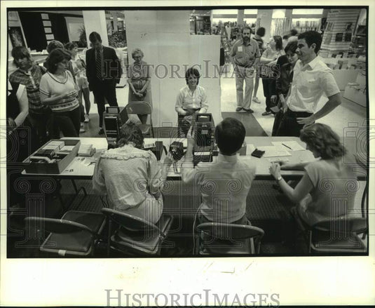 1984 Press Photo Louisiana World's Fair passports processed. - noc42961- Historic Images