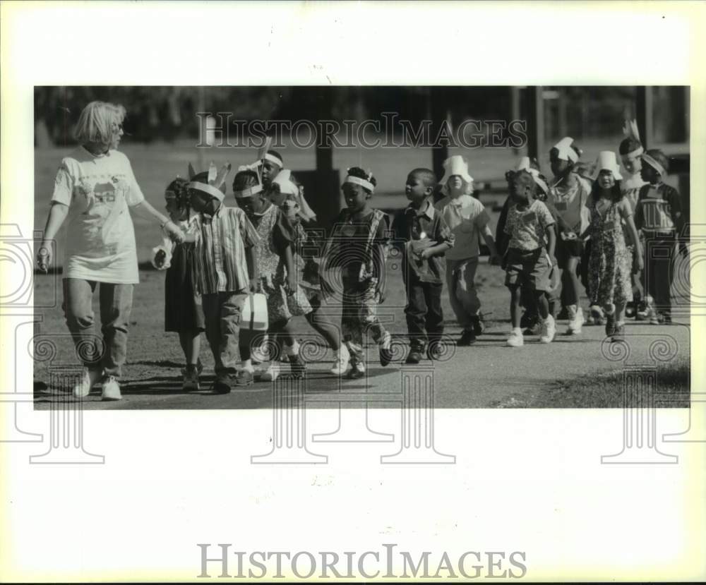 1994 Woodland West kindergarteners head to Thanksgiving picnic - Historic Images