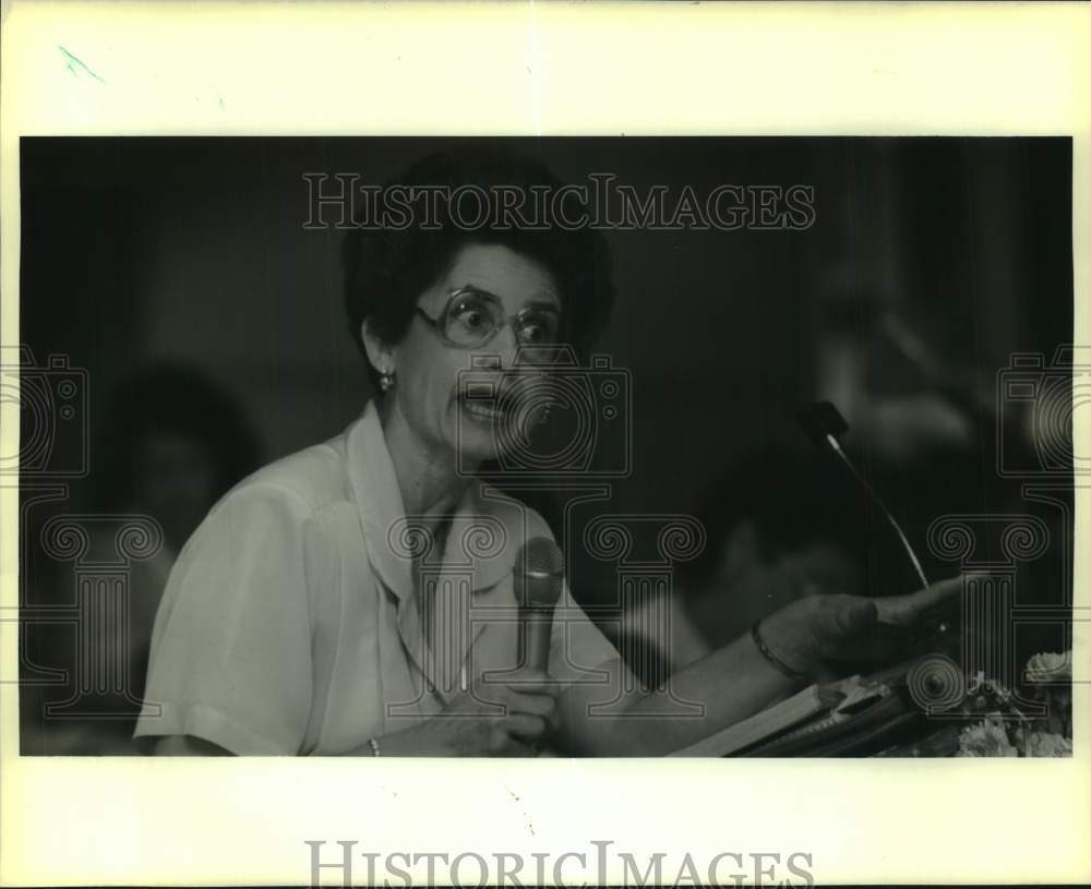 1989 Liz Walker speaks to members of Women&#39;s Aglow - Historic Images