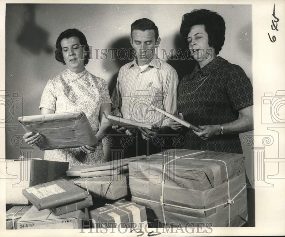 1972 Mrs. Armond Thibodaux and Charity Auction Officials, Gretna - Historic Images