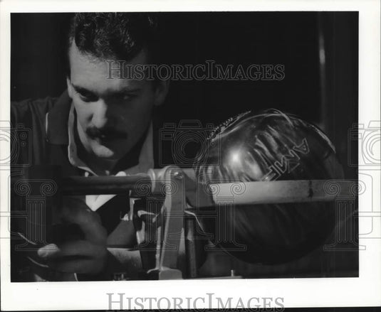 1990 Press Photo Charles Schommer, PBA Tour Bowling Ball Maintenance, Kenner- Historic Images