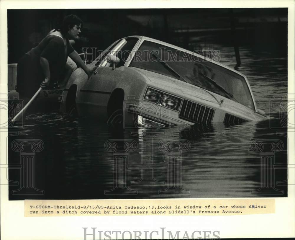 1985 Press Photo Anita Tedesco and Flooded Car, Slidell, Louisiana - noc43852- Historic Images