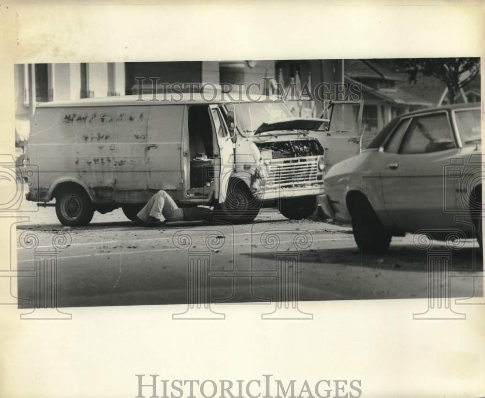 1978 Press Photo Man Fixes Flooded Van After Rainfall, Louisiana - noc43904 - Historic Images