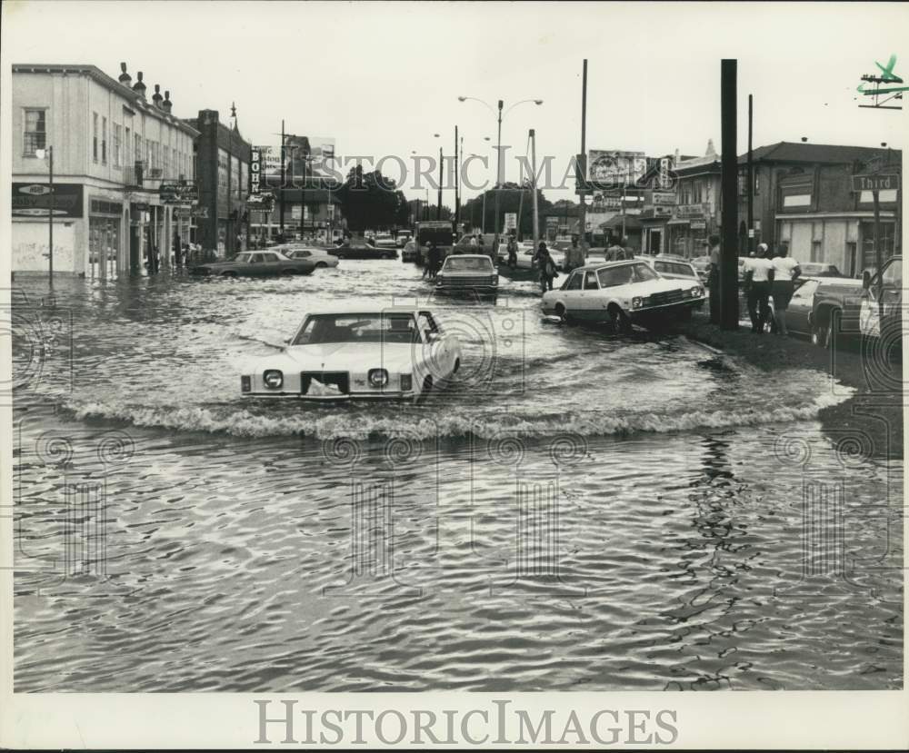 1978 Press Photo Car drives through flooded Broad Street near Washington - Historic Images