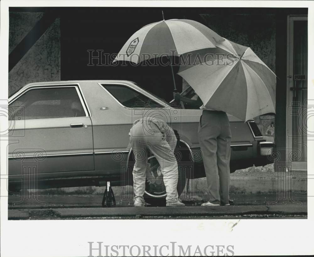 1987 Press Photo Troy Blappert and Mother Lindel in Rain in Gretna, Louisiana- Historic Images