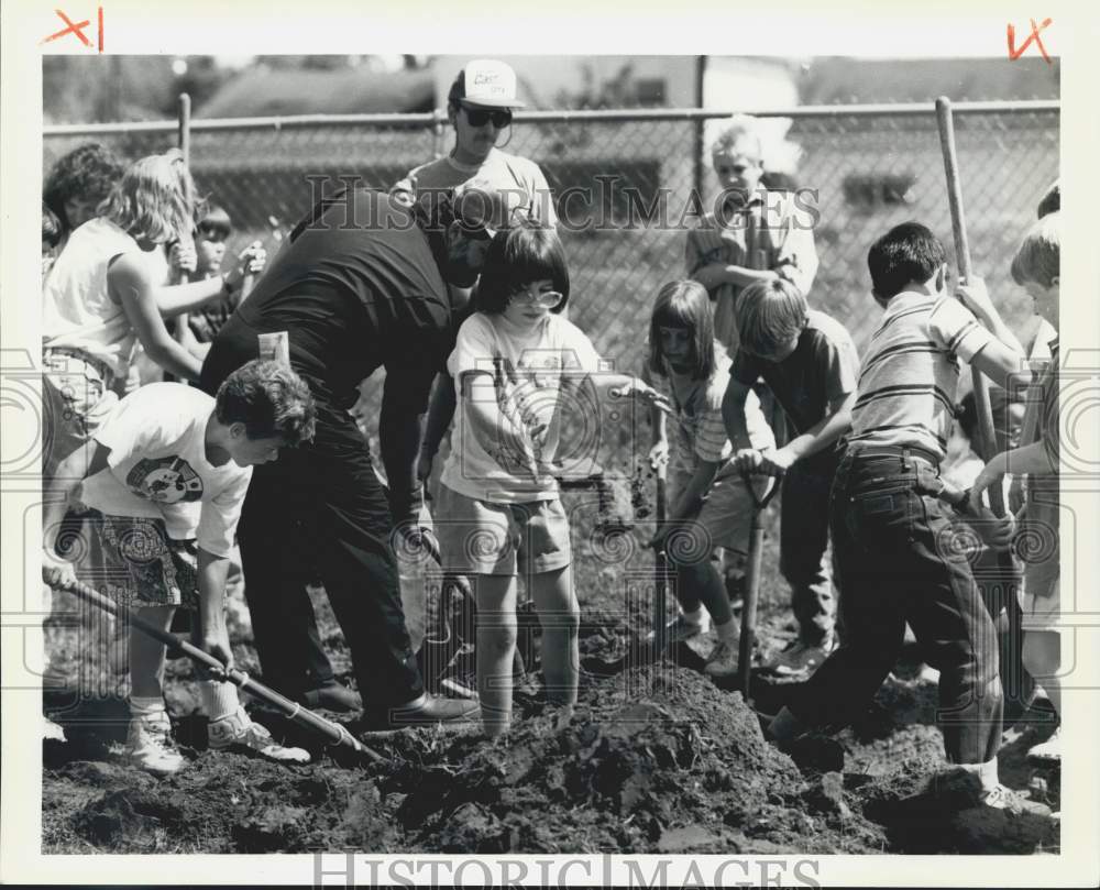 1990 Woodmere Elementary Students Dig Pond - Historic Images