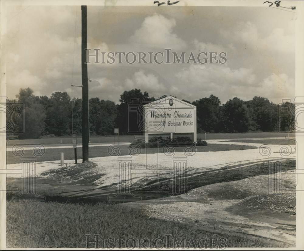 1962 Press Photo Welcome sign at Louisiana&#39;s petrochemical&#39;s Geismar complex - Historic Images