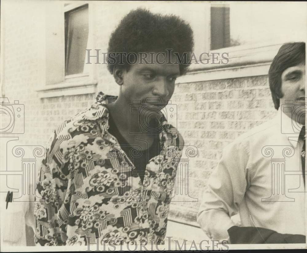 1975 Norman Williams escorted by detectives back to Jefferson prison - Historic Images