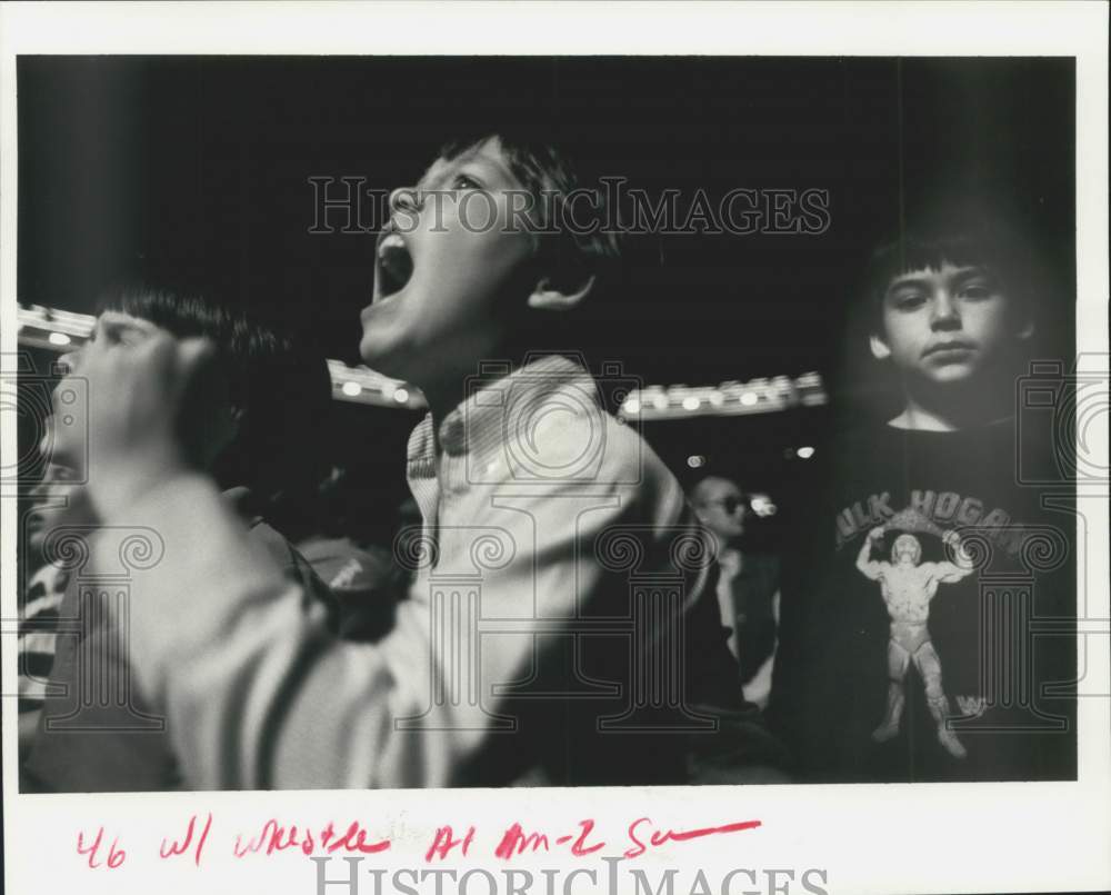 1986 Press Photo James Lindsay shouts for Hillbilly Jim to win wrestling match - Historic Images