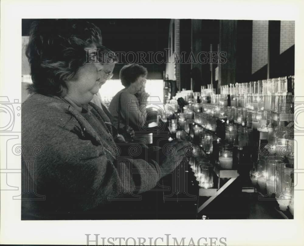 1991 Mrs. Phyllis Woodward at St. Ann&#39;s Church in Metairie prays - Historic Images