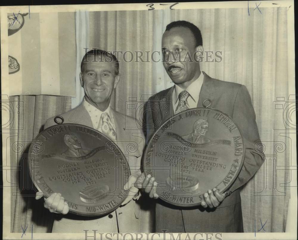 1972 Press Photo T.T. Williams and Monk Simons hold Corbett Memorial Awards - Historic Images