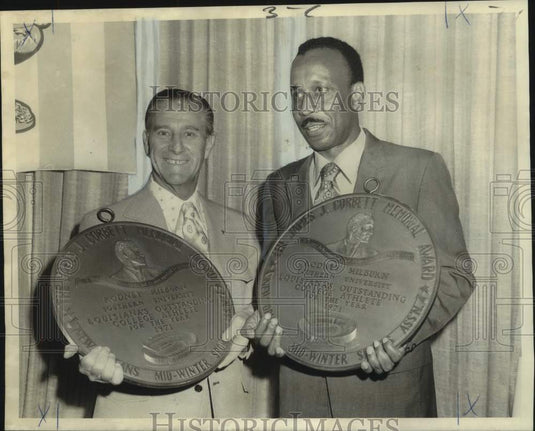 1972 Press Photo T.T. Williams and Monk Simons hold Corbett Memorial Awards - Historic Images