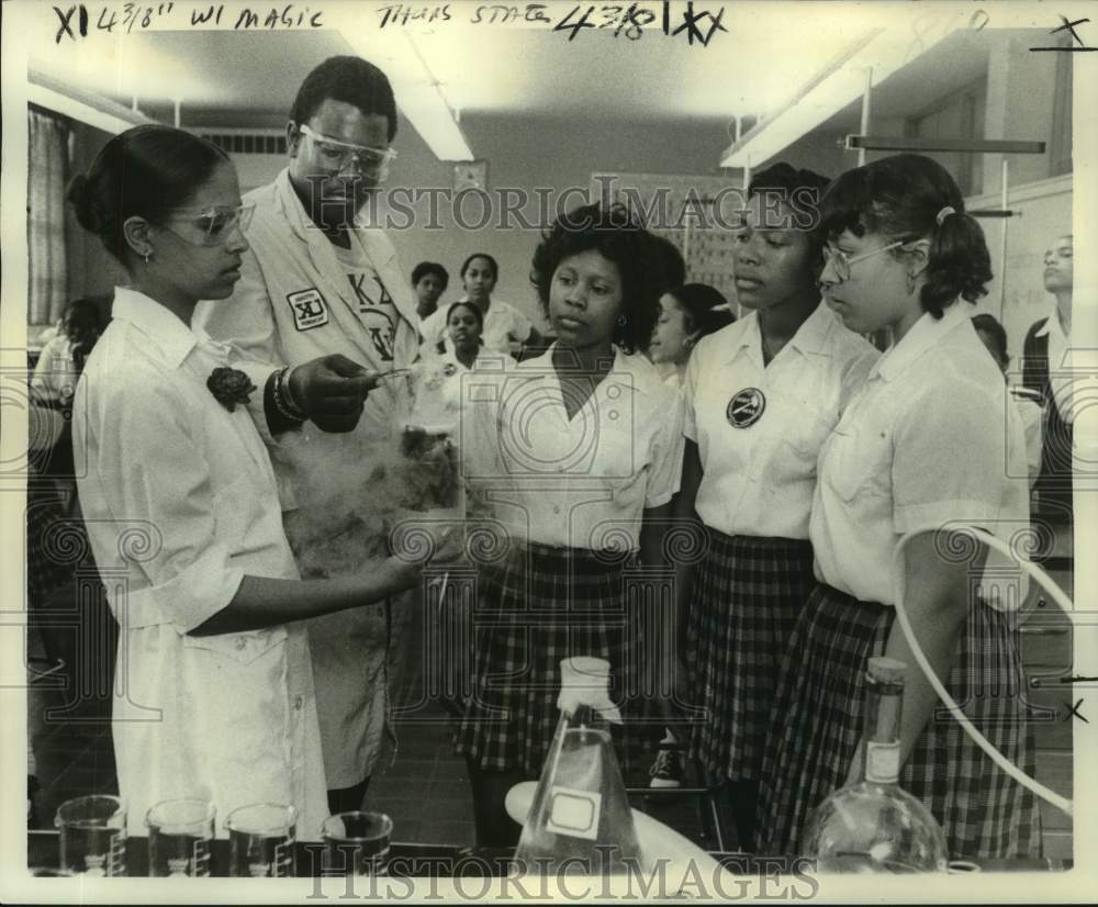 1977 Xavier students show chemical &quot;magic&quot; to Roxanne Evans - Historic Images