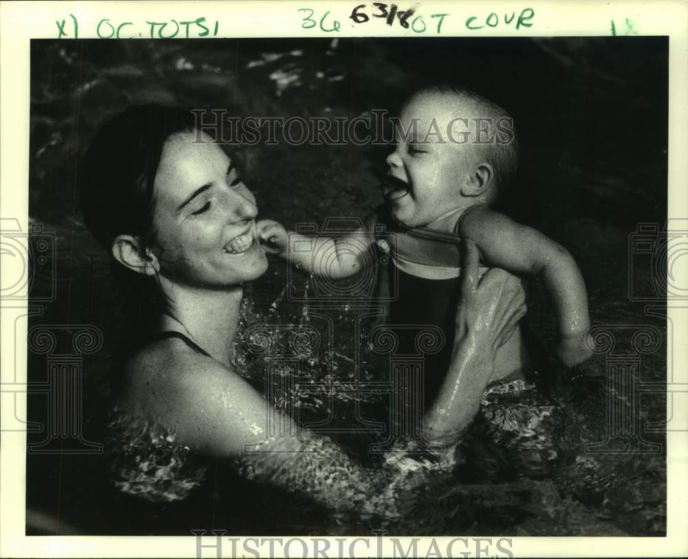 1984 Press Photo YMCA Aquatots swimmer, Sarah Neilson and her mom, Eileen- Historic Images