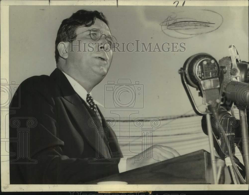 Wendell Willkie speaks at News Conference - Historic Images