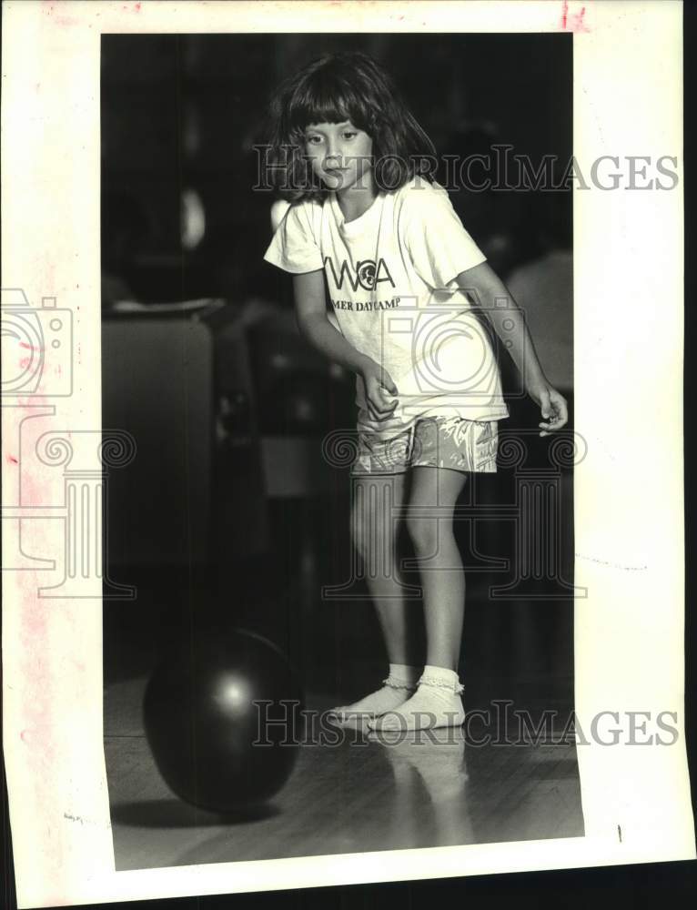 1987 Press Photo Leigh Zappala, 7, Throws Bowling Ball at Garden Lanes - Historic Images