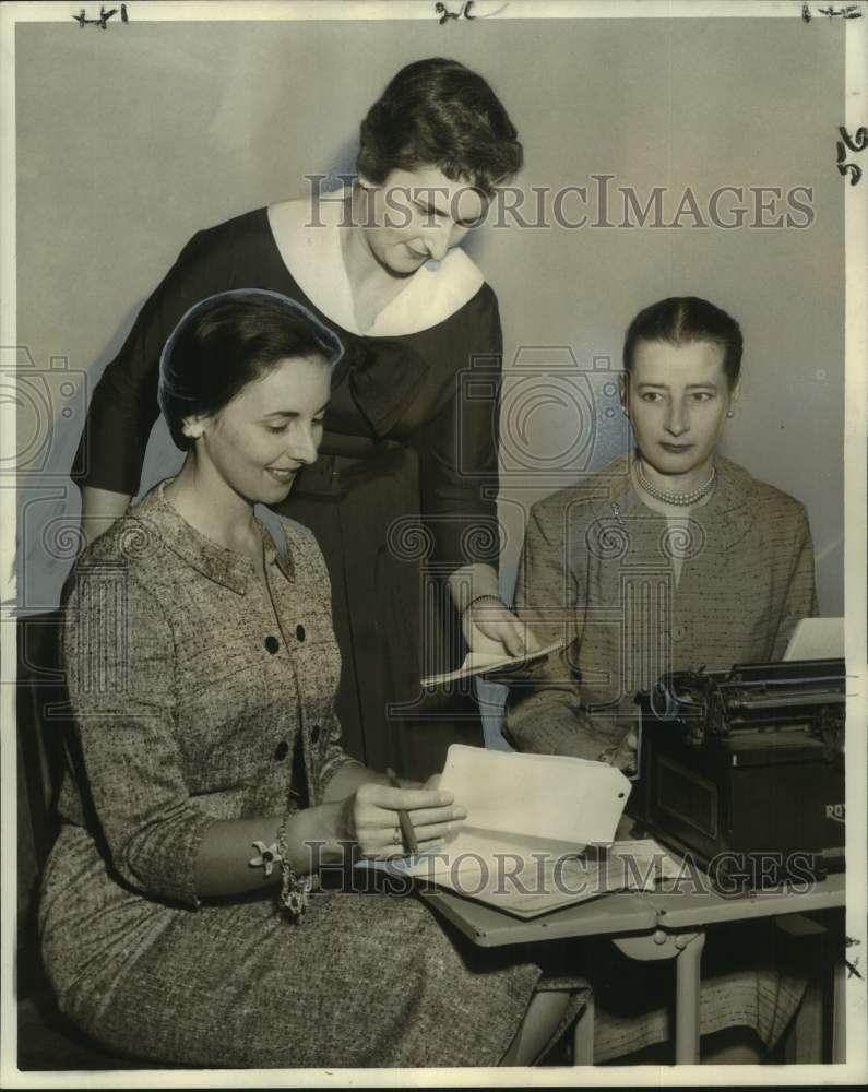 1959 Members of Catholic Womens College committee plan College Night - Historic Images