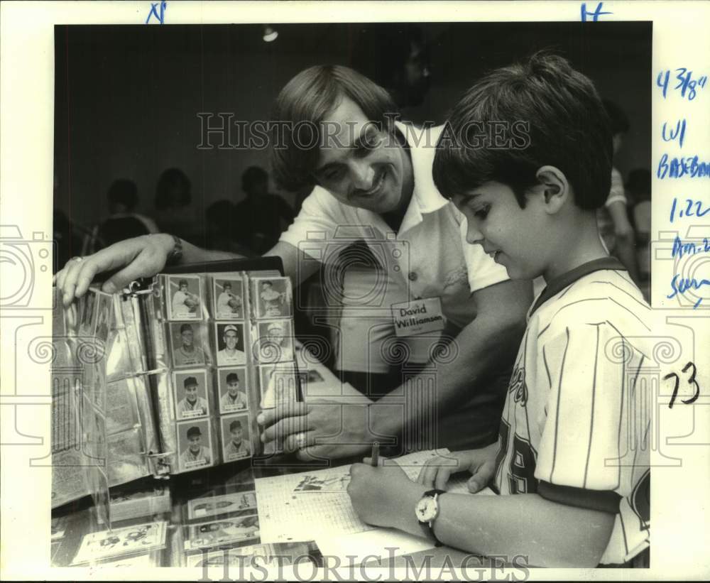 1982 Press Photo David Williamson and David Stamitoles Look At Baseball Cards - Historic Images