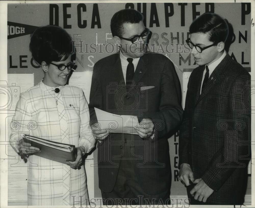 1968 Press Photo Sales &amp; Marketing Execs Brief Distributive Education Clubs - Historic Images