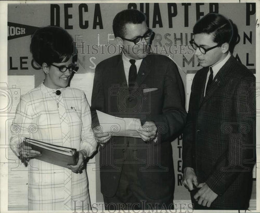 1968 Press Photo Sales & Marketing Execs Brief Distributive Education Clubs - Historic Images