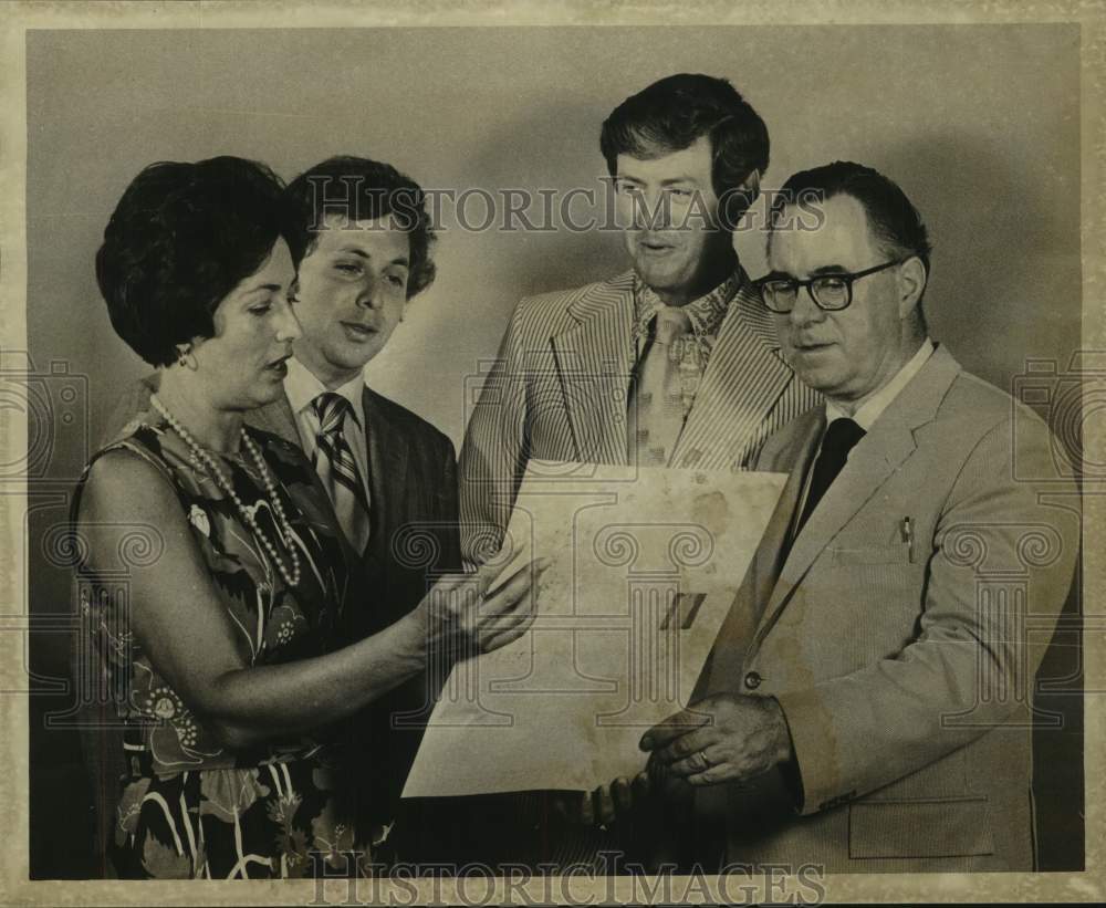 1973 Members of the seminar group look over a note - Historic Images