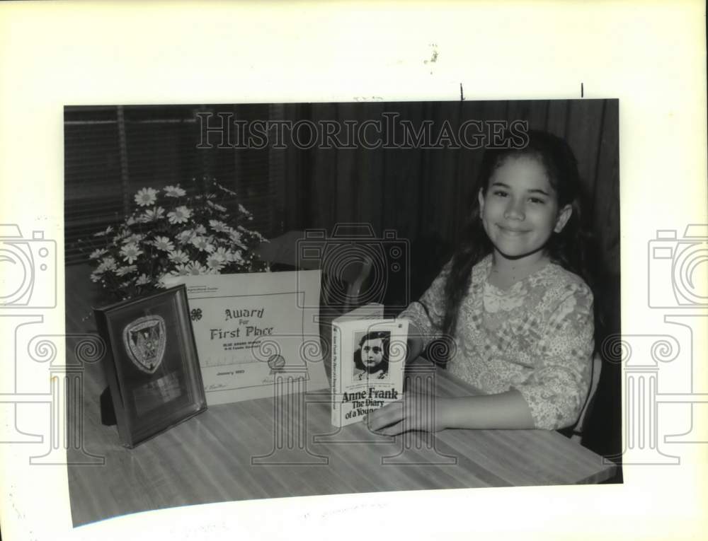 1993 Rachel Singelmann with plaque from sheriff for finding a wallet - Historic Images