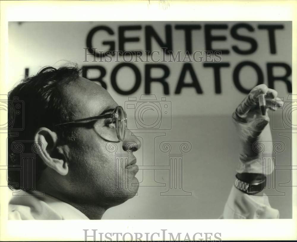 1991 Press Photo Doctor Sudhir Sinha holds tube of blood for research - Historic Images