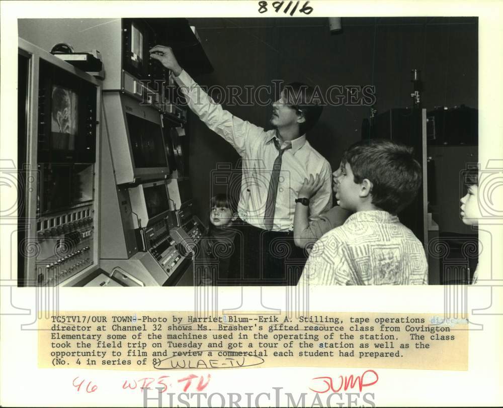 1987 WLAE-TV&#39;s Erik Stilling demonstrates tape operations to pupils - Historic Images