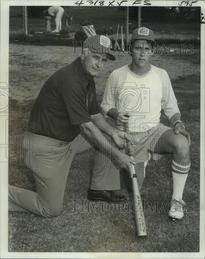 1977 Press Photo Firmin Simms gives tips to Warren Cuntz - noc48152- Historic Images