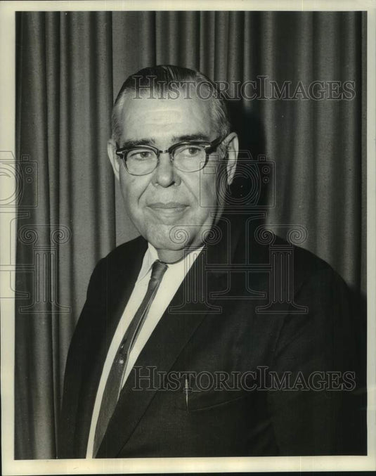 1969 Dr. Raymond D. Witte, Fontainebleau workers representative. - Historic Images