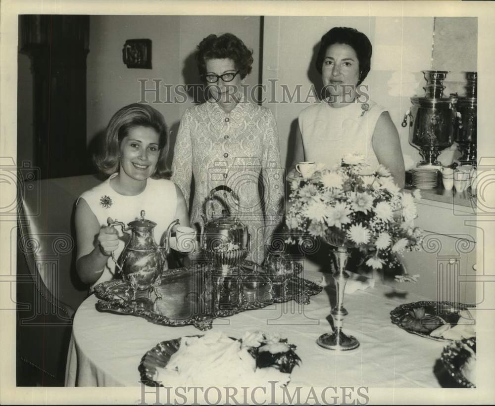 1970 Press Photo Mrs. John Weinstock and other guests at event - Historic Images