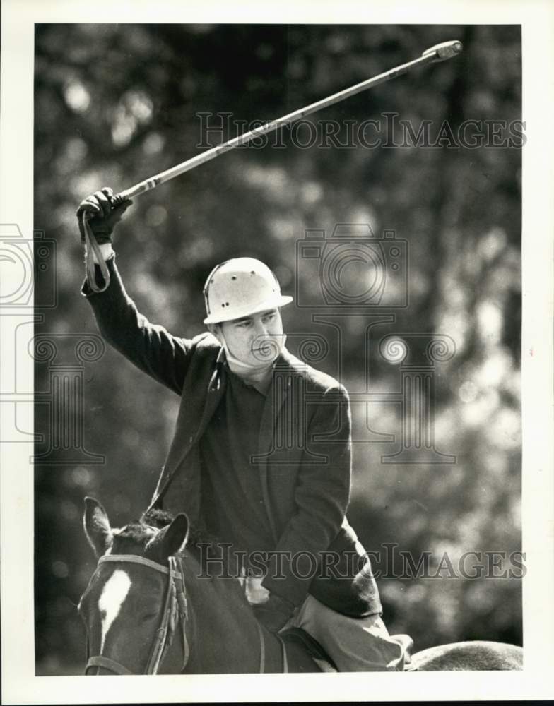 1986 Press Photo Wade Welch, Polo Teacher, on Horseback in City Park - noc49298- Historic Images