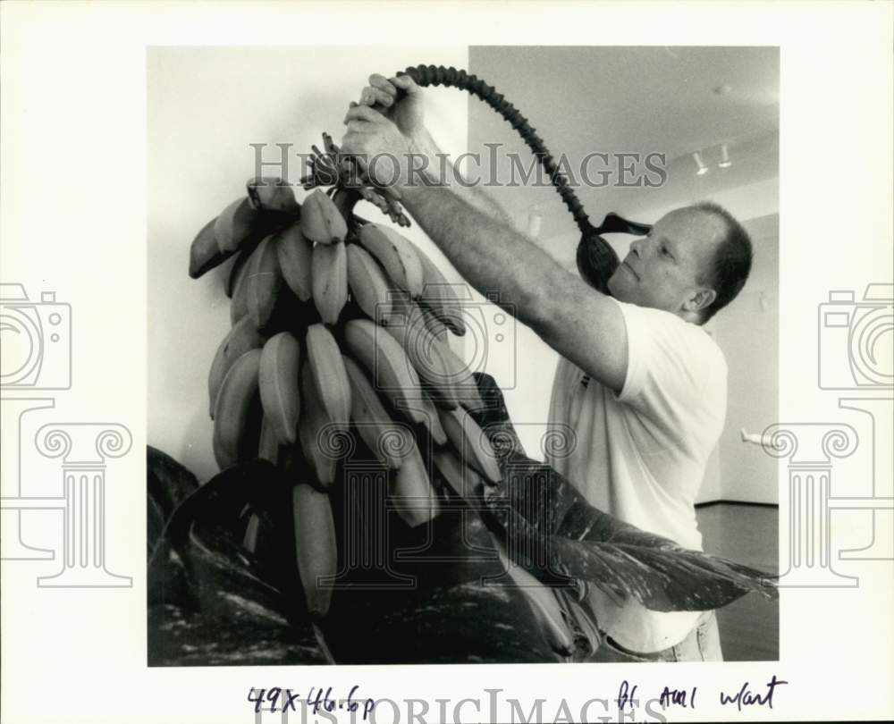 1993 Dale Shaw, design consultant arranges special arrangement - Historic Images