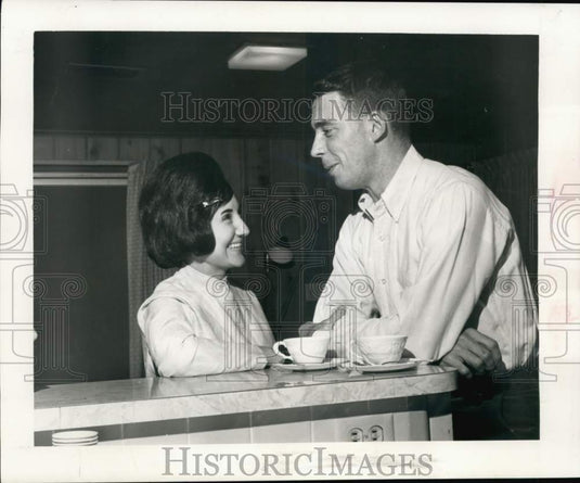 1965 Press Photo Singletons organization's Janis Gerrets & Richard Klatt chat - Historic Images