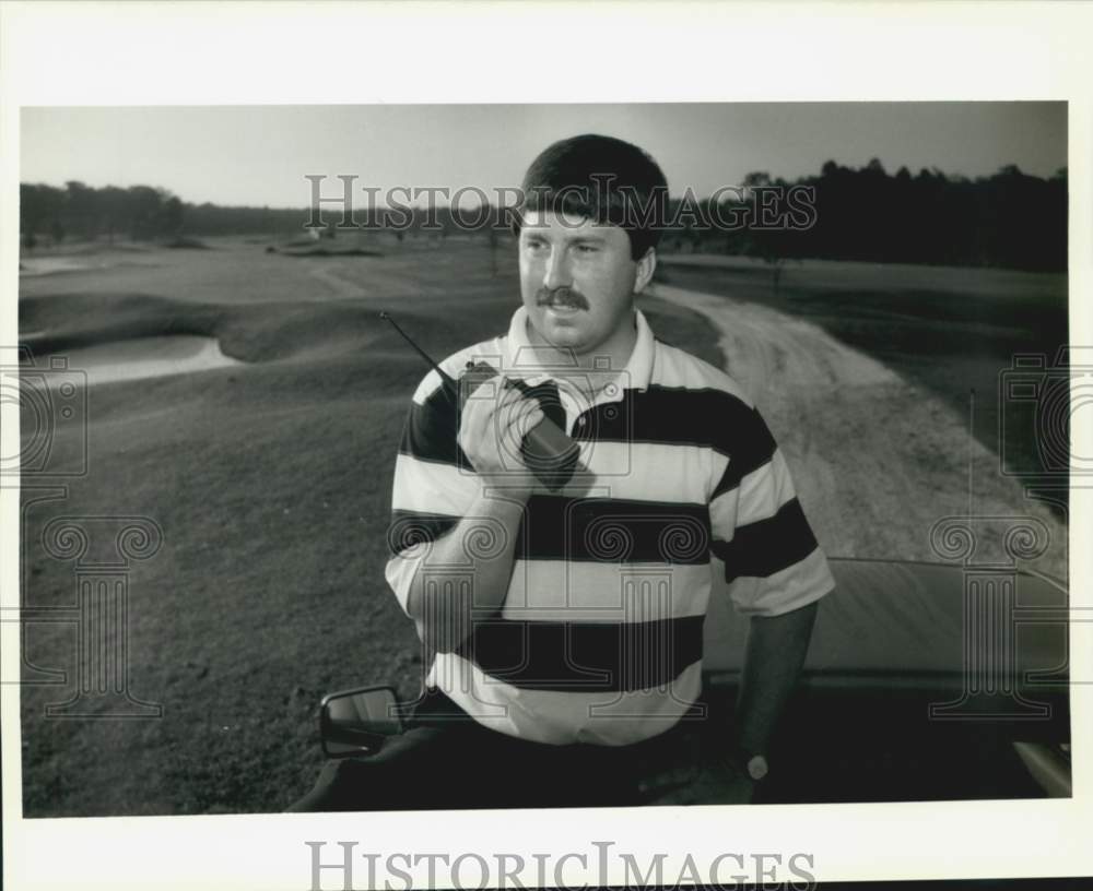 1989 Press Photo Greens keeper Mitchell Wilkerson directs workers on golf course- Historic Images