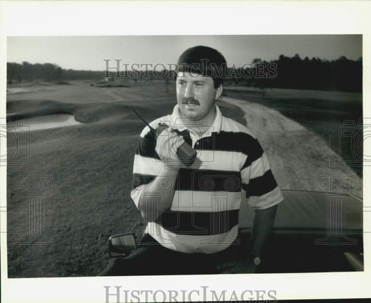 1989 Press Photo Greens keeper Mitchell Wilkerson directs workers on golf course- Historic Images