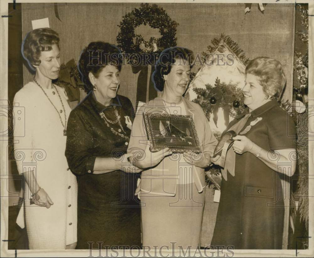 1969 Press Photo Christmas Best of Show Plaque presented to Dona Lakeland Club - Historic Images