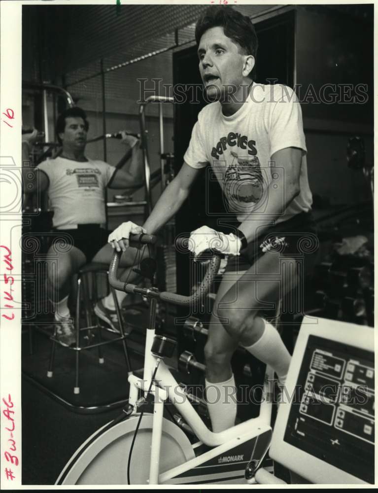 1986 Press Photo Mackie Shilstone rides exercise bike - noc50591 - Historic Images