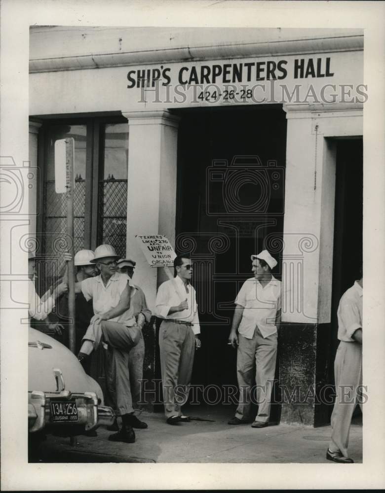 1955 Press Photo Picket at Ship&#39;s Carpenters Hall - Historic Images