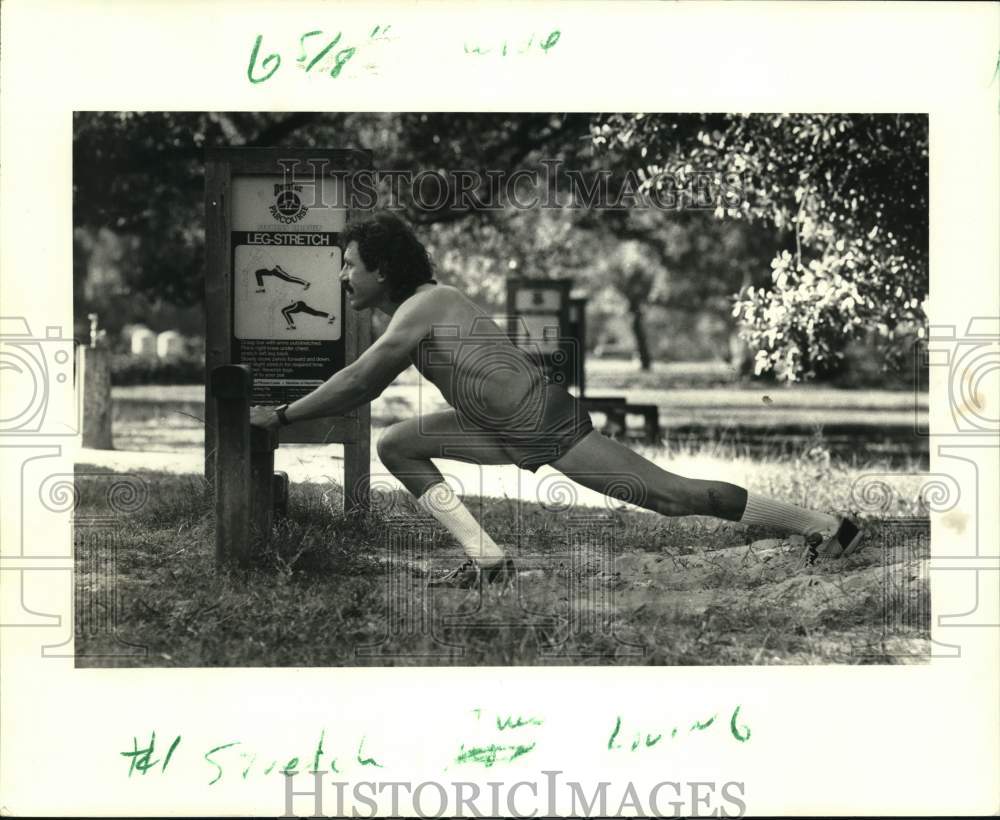 1987 Press Photo Jack Varuso does a Leg Stretch at Audubon Park - noc51146- Historic Images