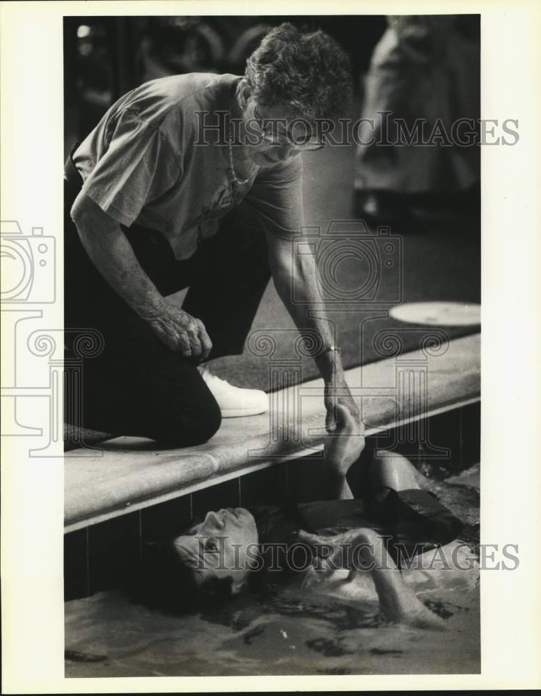 1990 Press Photo Fay Van Meter Holds Son&#39;s Hand as He Prepares to Swim in Race - Historic Images