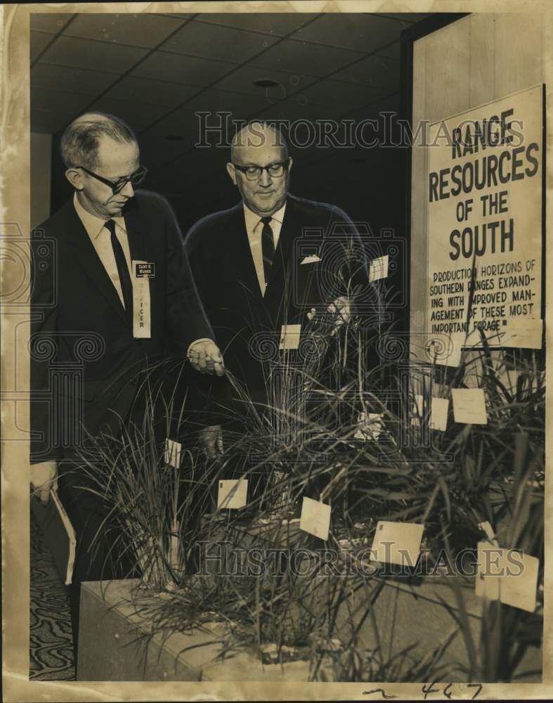 1966 C.H. Wasser and Dave Pearce at Range Management meeting at Jung-Historic Images