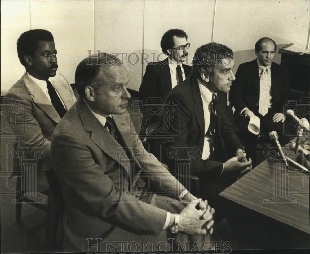 1981 Press Photo Federal authorities at press conference in New Orleans - Historic Images