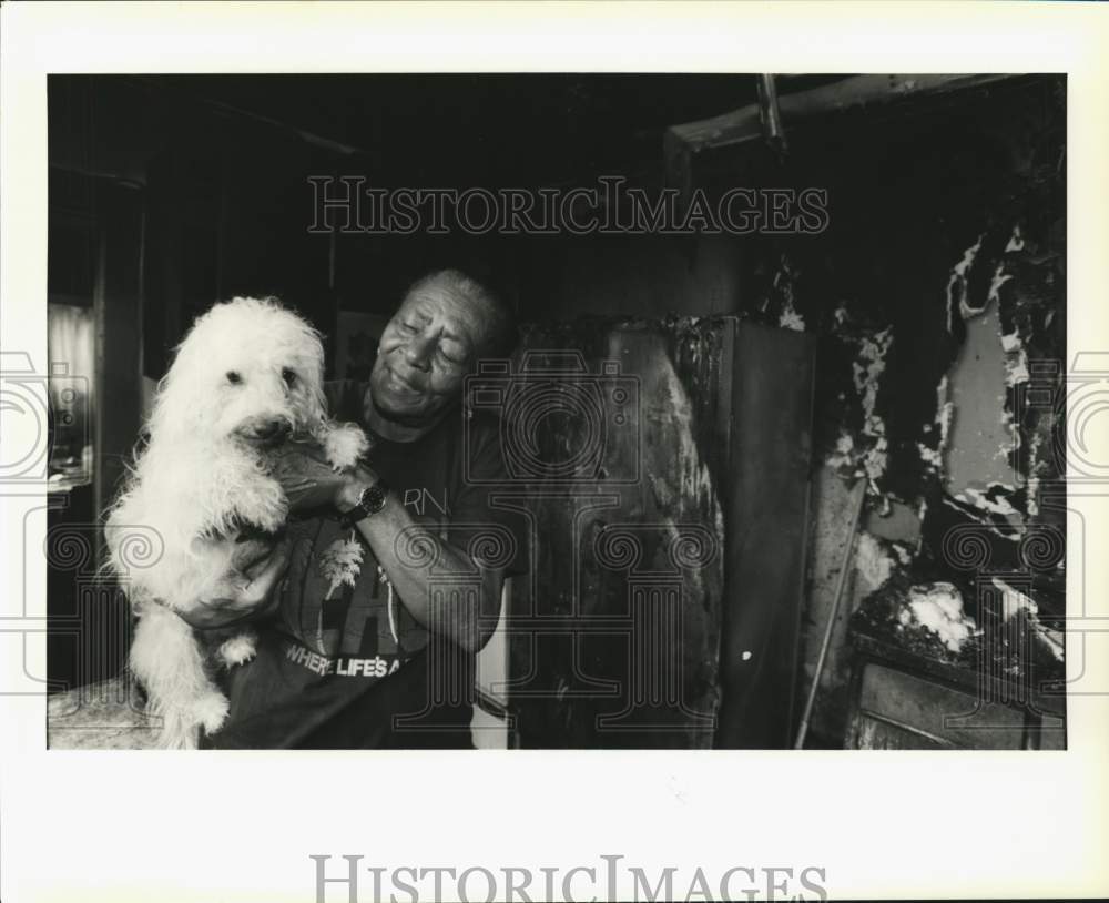 1995 Dog &quot;Mickey&quot; saves Sadie Vaughn from a kitchen fire. - Historic Images