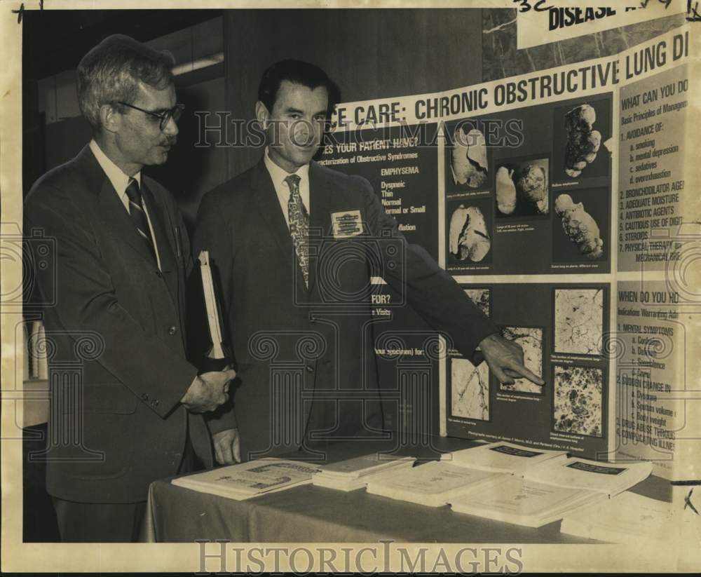 1971 Doctors inspect lung disease display at Louisiana university - Historic Images