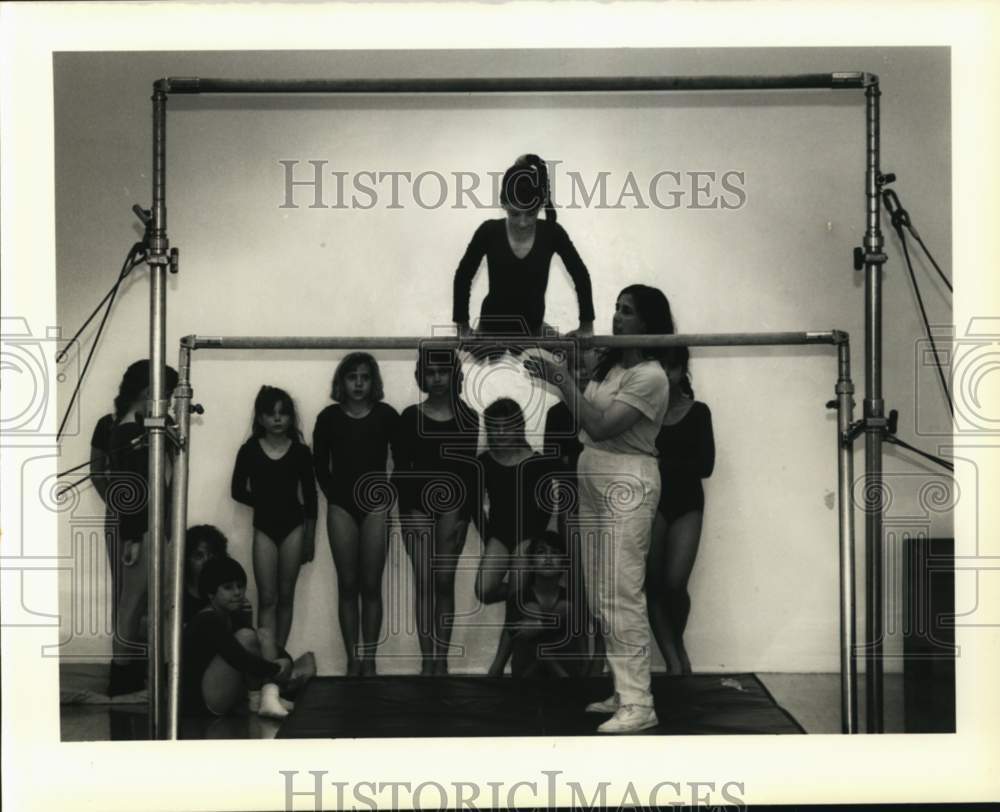 1990 Press Photo Terri Whitlow, gymnastics instructor helps Jamie Shuler- Historic Images