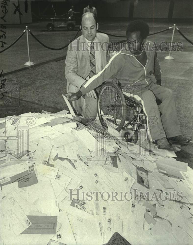 1981 Press Photo Johnny Matthews of wheelchair basketball team draws NCAA ticket - Historic Images