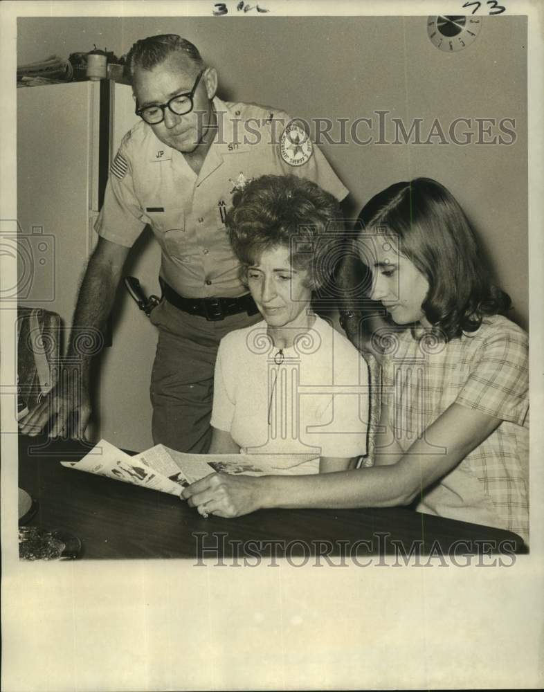 1971 Lt. George Aspirion assists Women Against Crime campaigners - Historic Images