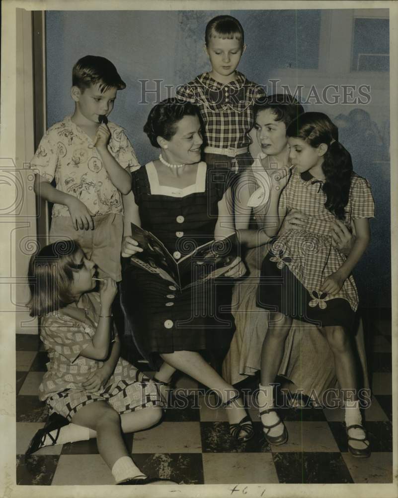 1956 Mollie Vort, Sophie Welsch read to children at Gumbel Home-Historic Images