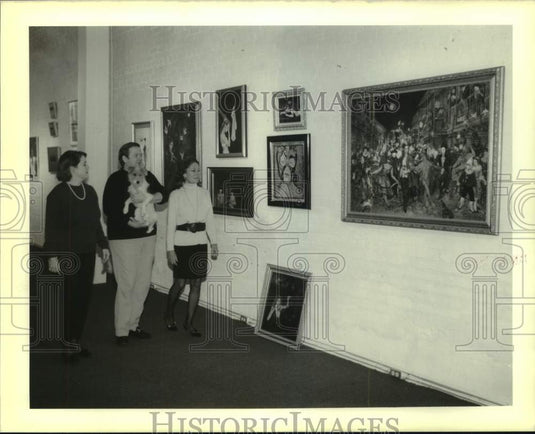 1989 Miriam Walmsley with Guests at Holiday Art Exhibit at Gallery - Historic Images